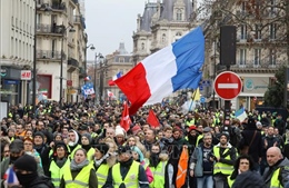 Thủ tướng Pháp kêu gọi cắt giảm thuế để đối phó với làn sóng biểu tình