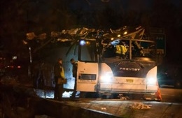 Xe buýt 2 tầng đâm vào điểm chờ xe xe buýt ít nhất 26 người thương vong