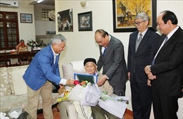 Thủ tướng Nguyễn Xuân Phúc thăm, chúc Tết một số nhà khoa học lão thành tại Hà Nội