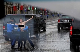 Người phụ nữ bán khỏa thân lao ra chặn xe Tổng thống Trump giữa Paris