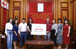 Trao tặng khẩu trang y tế cho người Việt ở nước ngoài