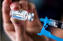 CDC và FDA Mỹ đề nghị dừng tiêm vaccine COVID của Johnson & Johnson 