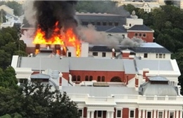 Hình ảnh Toà nhà Quốc hội Nam Phi chìm trong lửa ngùn ngụt