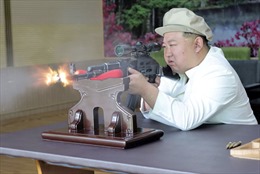 Chủ tịch Triều Tiên Kim Jong Un thị sát loạt nhà máy sản xuất pháo và tên lửa hành trình