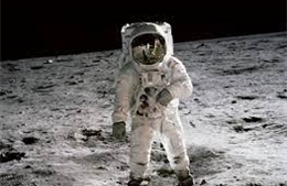 Số phận lạ lùng của túi&nbsp;bụi Mặt Trăng tàu Apollo 11 mang về
