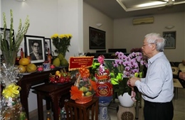 Tổng Bí thư, Chủ tịch nước Nguyễn Phú Trọng thắp hương tưởng niệm nguyên Tổng Bí thư Nguyễn Văn Linh 