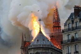 Tháp và mái Nhà thờ Đức bà Paris đổ sập hoàn toàn vì hỏa hoạn