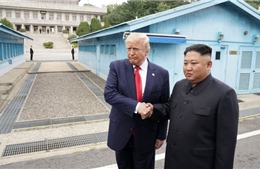 Giây phút lịch sử Tổng thống Mỹ Donald Trump đặt chân lên lãnh thổ Triều Tiên