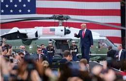 Trực thăng Marine One đưa Tổng thống Trump vào tận sân khấu giao lưu với binh sĩ Mỹ