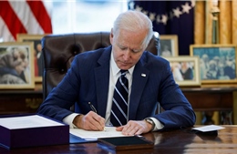Tổng thống Mỹ Biden ký ban hành gói cứu trợ COVID-19 lớn nhất lịch sử