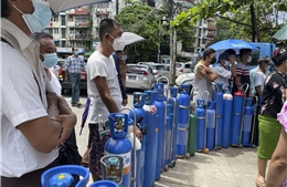 Người dân Myanmar tìm mua oxy y tế khi dịch COVID-19 leo thang