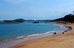 Kỳ lạ bãi biển cát đen kịt, chứa đầy phóng xạ vẫn hút khách ở Brazil