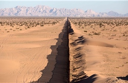 Tổng thống Trump hiến kế xây tường dọc sa mạc Sahara