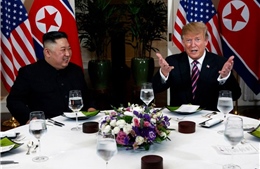 Hai nhà lãnh đạo Mỹ, Triều Tiên tươi cười ngồi cạnh nhau dự tiệc tối 