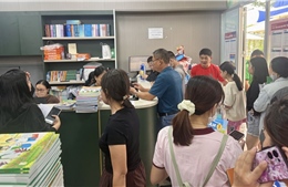 Phụ huynh TP Hồ Chí Minh xếp hàng mua sách giáo khoa xuyên lễ