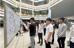Điểm chuẩn đại học 2025: Phụ huynh, thí sinh &#39;đứng ngồi không yên&#39; trước giờ công bố