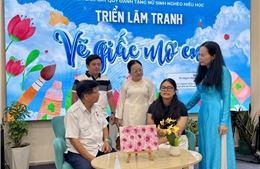 Cô bé 14 tuổi bán tranh gây quỹ cho nữ sinh nghèo