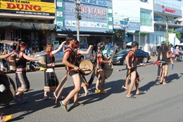 Lễ hội cồng chiêng đường phố thu hút đông đảo người dân quan tâm