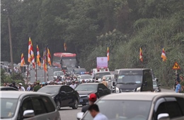 Hàng ngàn người về dự Đại lễ Phật đản khiến ùn tắc giao thông đường đến chùa Tam Chúc