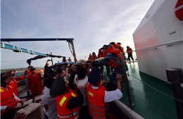 Cảnh sát biển điều động tàu ra đảo cấp cứu sản phụ