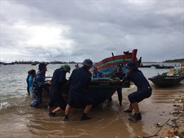 Cảnh sát biển Việt Nam giúp dân chống bão số 2 tại đảo Bạch Long Vĩ