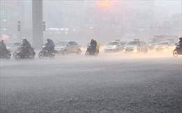 Mưa lớn đầu mùa, đường phố Hà Nội ngập sâu