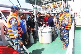 Cảnh sát biển bắt giữ một tàu nước ngoài có hành vi sang mạn trái phép dầu D.O