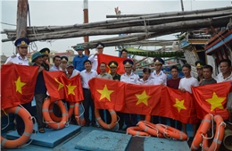 Cảnh sát biển tuyên truyền và tặng quà cho ngư dân nghèo tại Hải Phòng