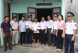 Cảnh sát biển trao quà hỗ trợ ngư dân Hải Phòng