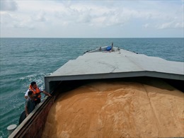 Cảnh sát biển bắt giữ tàu chở 200 tấn đường cát không giấy tờ