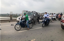 Tai nạn giao thông làm tắc đường nhiều giờ trên cầu Vĩnh Tuy, Hà Nội