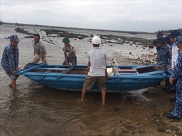 Cảnh sát biển giúp ngư dân đối phó với ảnh hưởng của bão số 5