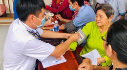 Khám và cấp thuốc miễn phí cho ngư dân Kiên Giang