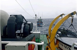 Tàu của Kiểm ngư cứu hộ tàu cá ngư dân gặp nạn trên biển
