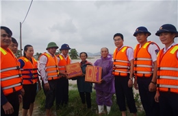 BTL Vùng Cảnh sát biển 1 tặng quà cho bà con bị ảnh hưởng mưa lũ tại Quảng Bình