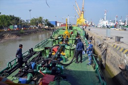 Cảnh sát biển tạm giữ 20.000 lít dầu không rõ nguồn gốc
