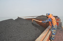 Cảnh sát biển tạm giữ 500 tấn than không rõ nguồn gốc