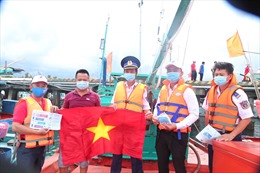 BTL Vùng Cảnh sát biển 4 tiếp nhận 1.000 lá cờ Tổ quốc và vật tư y tế chống dịch COVID-19