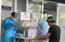 Hà Nội: Người dân đổ xô đi xét nghiệm kháng nguyên SARS-CoV-2