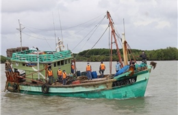 Bắt giữ tàu cá đánh bắt hải sản trái quy định IUU trên vùng biển Tây Nam