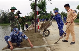 BTL Vùng Cảnh sát biển 1 giúp nhân dân Hà Tĩnh xây dựng nông thôn mới nâng cao 