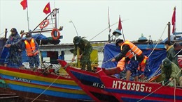 BTL Vùng Cảnh sát biển 1 giúp ngư dân Hà Tĩnh chống bão số 8 