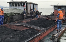 Cảnh sát biển liên tiếp bắt giữ tàu chở khoáng sản không rõ nguồn gốc