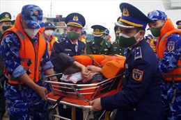 Cấp cứu 5 thuyền viên Nghệ An gặp nạn trên biển