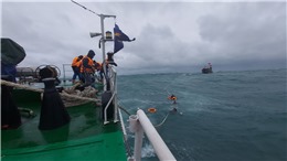 Cứu thành công 9 thuyền viên tàu cá gặp nạn trên biển 