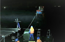 Cảnh sát biển cứu kéo thành công tàu cá Nam Định gặp nạn trên biển Quảng Bình