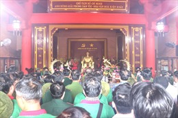 Đoàn đại biểu TP Hồ Chí Minh báo công trước đền thờ Chủ tịch Hồ Chí Minh trên đảo Trường Sa 