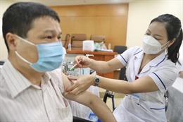Thủ tướng chỉ đạo đẩy nhanh tiêm vaccine trước tình hình số ca mắc COVID-19 tăng trở lại