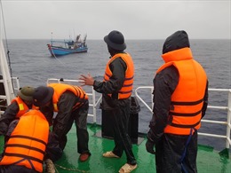 Bộ Tư lệnh Vùng 2 Hải quân cứu tàu cá và 12 ngư dân bị trôi dạt trên biển