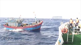 Vùng 3 Hải quân cứu hộ, cứu nạn 7 ngư dân tàu cá Quảng Bình bị trôi dạt trên biển